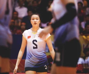 Volleyball Star Kim Thanh Radiates Elegance in Traditional Vietnamese Halter Top - image 4