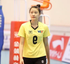 Volleyball Star Kim Thanh Radiates Elegance in Traditional Vietnamese Halter Top - image 0