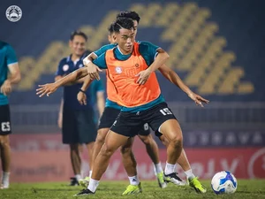 Coach Phung Thanh Phuong Targets Crucial Away Victory at Vinh Stadium - image 5
