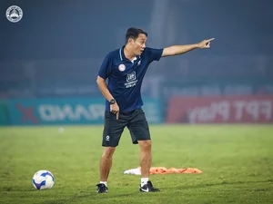 Coach Phung Thanh Phuong Targets Crucial Away Victory at Vinh Stadium - image 3