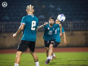 Coach Phung Thanh Phuong Targets Crucial Away Victory at Vinh Stadium - image 6