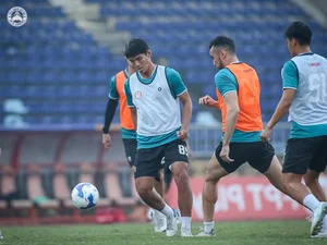 Coach Phung Thanh Phuong Targets Crucial Away Victory at Vinh Stadium - image 8