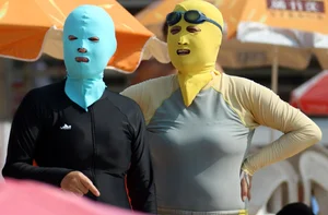 Bizarre Sun Protection Fashion Trends as China Faces Record-Breaking Heatwaves - image 2