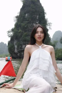 Miss Grand Thuy Tien Explores the Majestic Beauty of Trang An - image 3