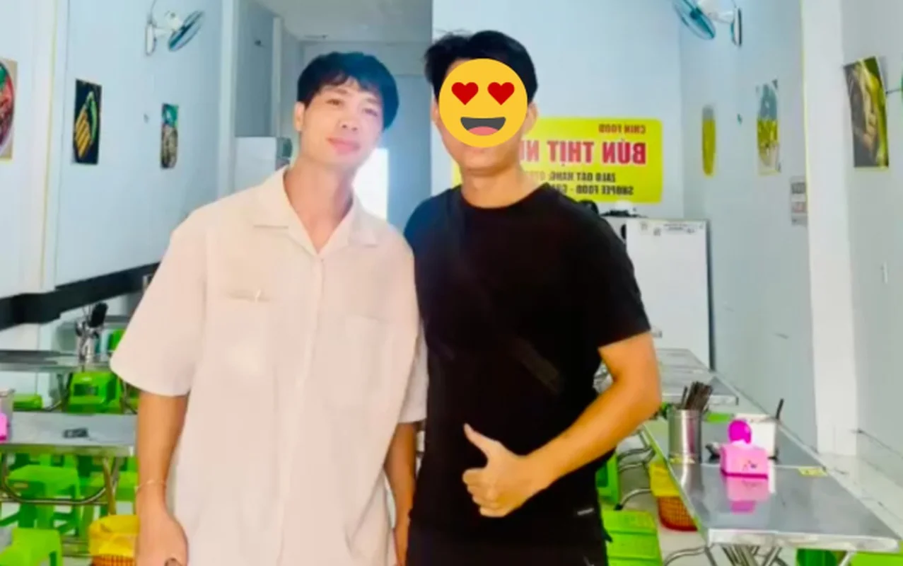 Cong Phuong's Wife Spotted Arriving at Local Restaurant in Style