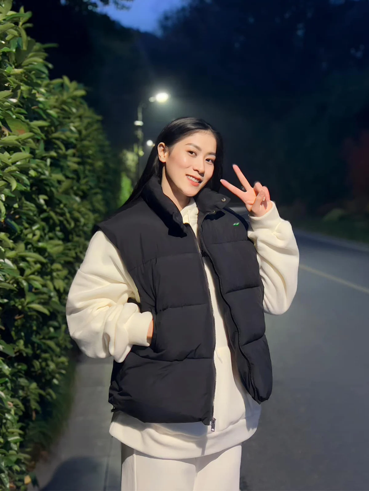 Beautiful Vietnamese Volleyball Stars Shine in Elegant Outfits for Lunar New Year