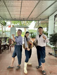 Quang Linh Vlogs Captivates Fans with Unique Fashion and Charismatic African Adventures - image 5