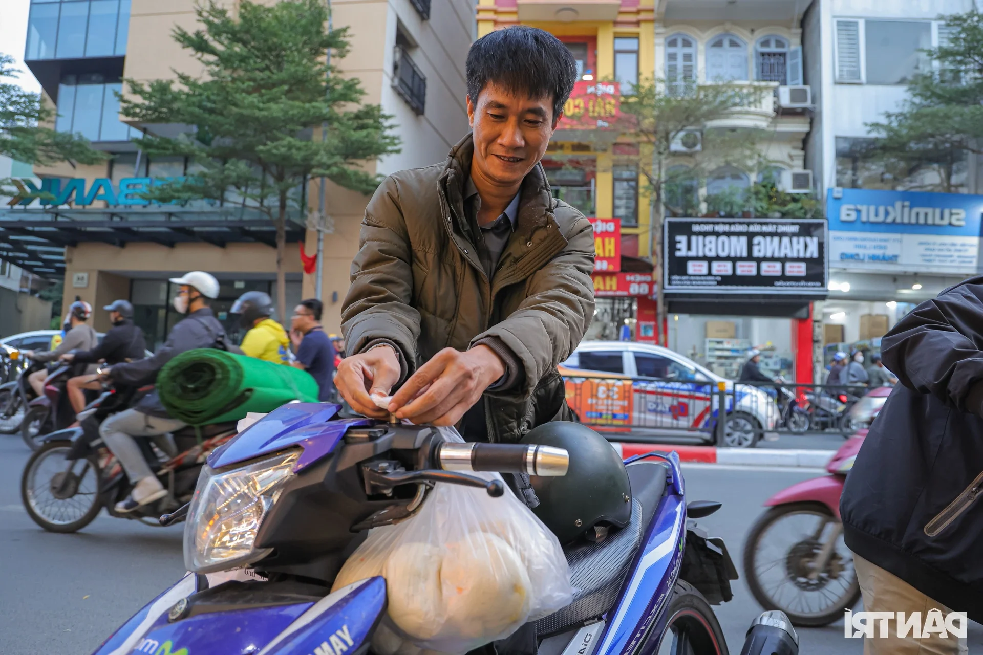 Hanoi’s Legendary Steamed Bun Shop: Selling 15,000 Buns Daily to Eager Crowds