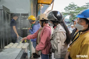 Hanoi’s Legendary Steamed Bun Shop: Selling 15,000 Buns Daily to Eager Crowds - image 6