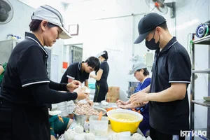 Hanoi’s Legendary Steamed Bun Shop: Selling 15,000 Buns Daily to Eager Crowds - image 12