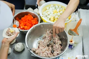 Hanoi’s Legendary Steamed Bun Shop: Selling 15,000 Buns Daily to Eager Crowds - image 9