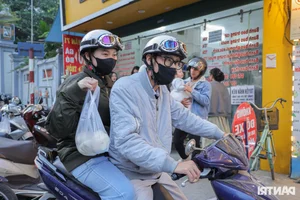 Hanoi’s Legendary Steamed Bun Shop: Selling 15,000 Buns Daily to Eager Crowds - image 10