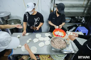 Hanoi’s Legendary Steamed Bun Shop: Selling 15,000 Buns Daily to Eager Crowds - image 5