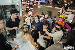 Hanoi’s Legendary Steamed Bun Shop: Selling 15,000 Buns Daily to Eager Crowds - image 14