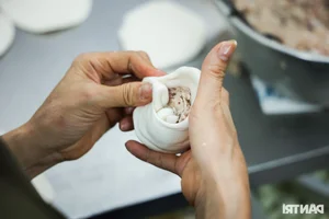 Hanoi’s Legendary Steamed Bun Shop: Selling 15,000 Buns Daily to Eager Crowds - image 1