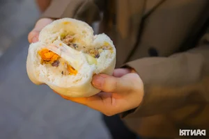 Hanoi’s Legendary Steamed Bun Shop: Selling 15,000 Buns Daily to Eager Crowds - image 4