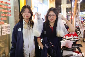 Hanoi’s Legendary Steamed Bun Shop: Selling 15,000 Buns Daily to Eager Crowds - image 11
