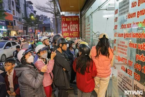 Hanoi’s Legendary Steamed Bun Shop: Selling 15,000 Buns Daily to Eager Crowds - image 2