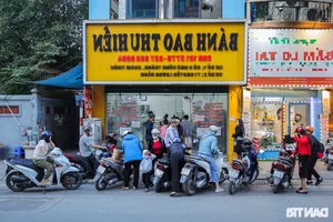 Hanoi’s Legendary Steamed Bun Shop: Selling 15,000 Buns Daily to Eager Crowds - image 7