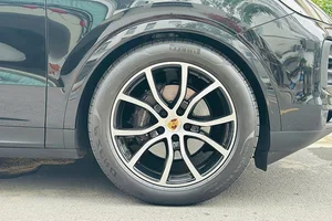 Can Tho Tycoon Gifts Over 6 Billion VND Porsche Cayenne as Daughter's Wedding Present - image 3