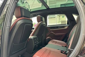 Can Tho Tycoon Gifts Over 6 Billion VND Porsche Cayenne as Daughter's Wedding Present - image 6