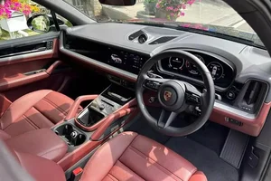 Can Tho Tycoon Gifts Over 6 Billion VND Porsche Cayenne as Daughter's Wedding Present - image 7