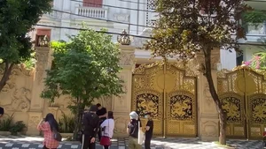 Inside Singer Long Nhat’s Luxurious Castle-Like Mansion: A Glimpse of Opulence - image 3