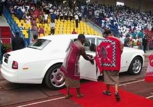 The Lavish Lifestyle and Traditions of the Billionaire King - image 8
