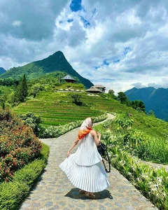 VTV Host Shines in Silk Dress in Hoi An - image 1