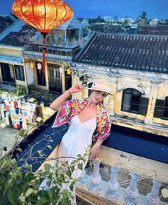 VTV Host Shines in Silk Dress in Hoi An - image 3
