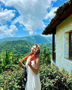 VTV Host Shines in Silk Dress in Hoi An - image 5