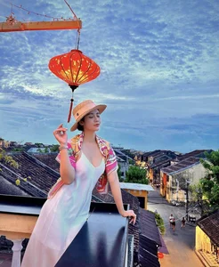 VTV Host Shines in Silk Dress in Hoi An - image 6