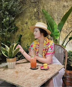 VTV Host Shines in Silk Dress in Hoi An - image 2
