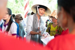 Miss World Vietnam Y Nhi Charity Style Sparks Public Discussion - image 10