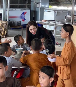 Miss World Vietnam Y Nhi Charity Style Sparks Public Discussion - image 11