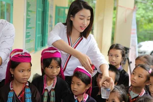 Miss World Vietnam Y Nhi Charity Style Sparks Public Discussion - image 12