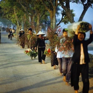Nostalgic Photos of Traditional Tet Holiday Markets in Ancient Vietnam - image 8