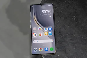 This 6 Million VND Smartphone Features a Dedicated Quick-Capture Camera Button - image 3