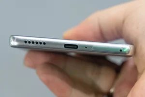 This 6 Million VND Smartphone Features a Dedicated Quick-Capture Camera Button - image 1