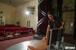 Cai Luong Theater in Decay: Peeling Walls and Lack of Tet Bonuses for Artists - image 10