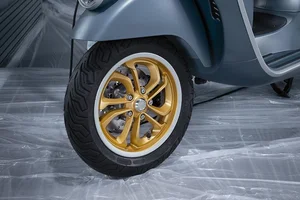 Vespa Unveils Exclusive GTV and Primavera Officina 8 Special Editions - image 9