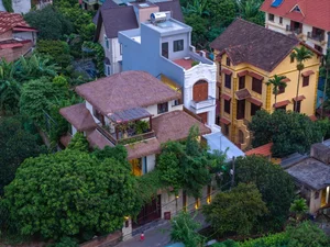 Inside a Stunning 300-Square-Meter Green Oasis Villa in the City - image 1