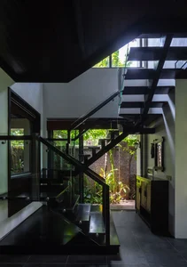 Inside a Stunning 300-Square-Meter Green Oasis Villa in the City - image 4