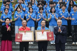 Vietnam Record: 500 Students Perform Flag-Raising Ceremony at Km0 Milestone of Ho Chi Minh Road - image 1