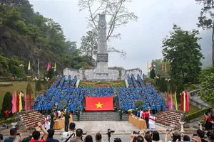 Vietnam Record: 500 Students Perform Flag-Raising Ceremony at Km0 Milestone of Ho Chi Minh Road - image 5