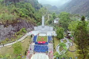 Vietnam Record: 500 Students Perform Flag-Raising Ceremony at Km0 Milestone of Ho Chi Minh Road - image 2