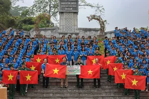Vietnam Record: 500 Students Perform Flag-Raising Ceremony at Km0 Milestone of Ho Chi Minh Road - image 0