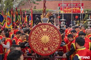 Thousands Gather for the Vibrant Dong Ky Firecracker Procession Festival in Bac Ninh - image 2
