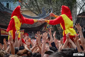 Thousands Gather for the Vibrant Dong Ky Firecracker Procession Festival in Bac Ninh - image 4