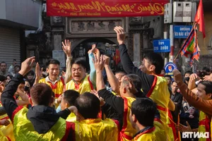 Thousands Gather for the Vibrant Dong Ky Firecracker Procession Festival in Bac Ninh - image 6